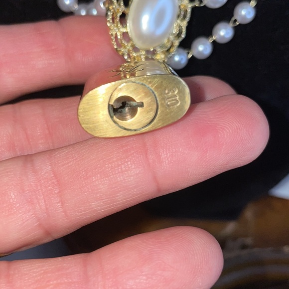 Authentic LV lock #310  no key with a beautiful pearl  necklace - Picture 5 of 5